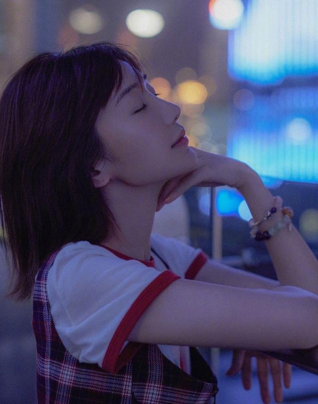 33岁毛晓彤晒侧颜照留短发清新甜美与陈翔分手后越来越自信