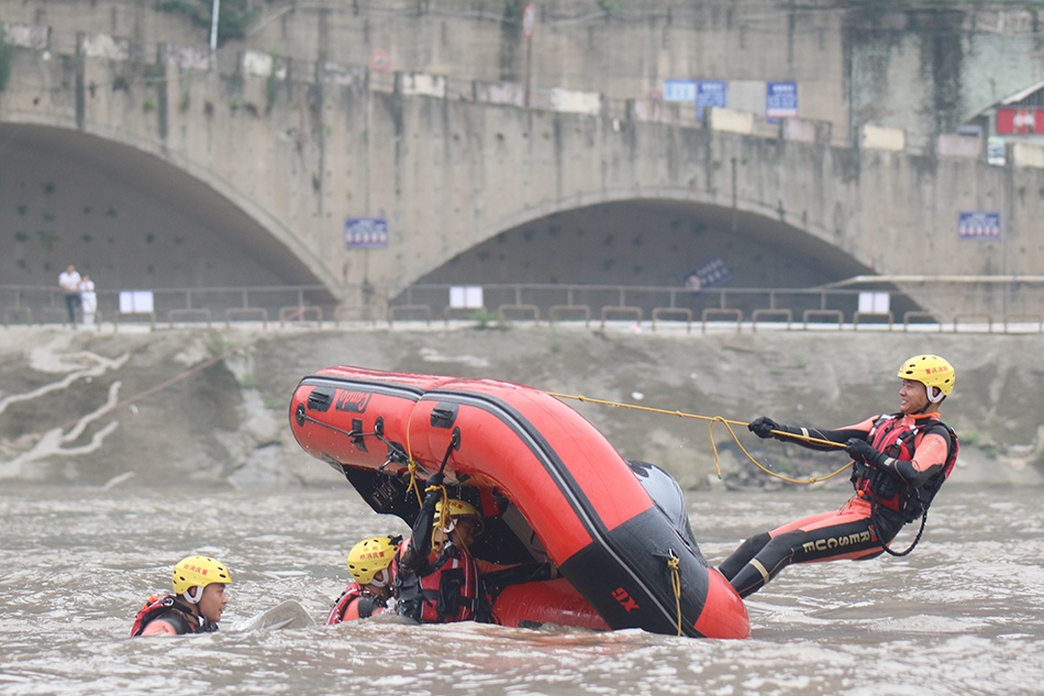 重庆水上救援队伍举行演练，21年来抢救被困人员1471人