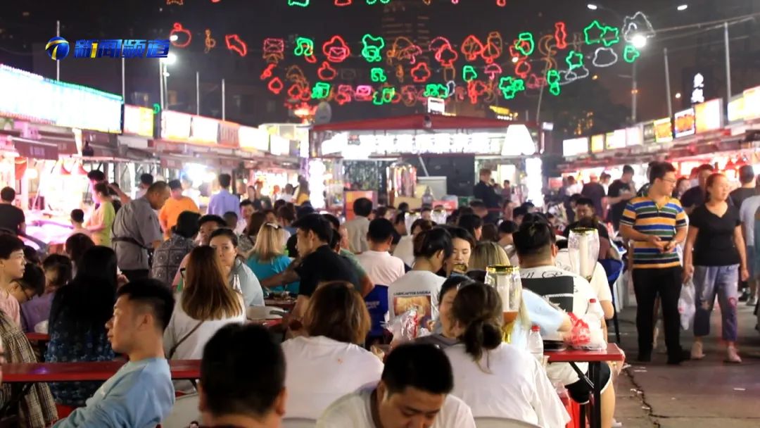 记者找到了常逛凌奥夜市的几位居民,请他们做"向导",一起去探探店.