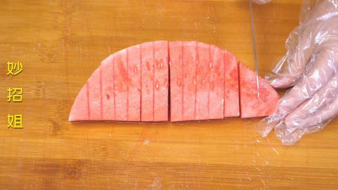 然后倒出来切成小段再沿着边缘把果皮和果肉分离我们取一瓣西瓜,在