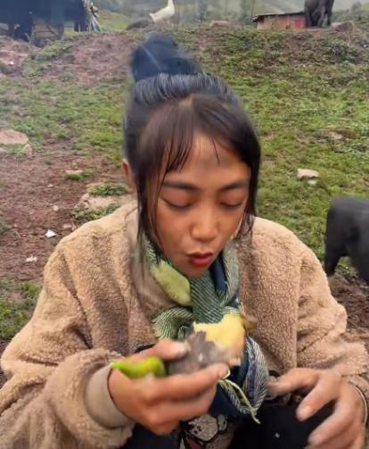 靠卖惨一年狂吸百万粉丝，凉山孟阳人前村姑人后名媛，形象崩塌了休闲区蓝鸢梦想 - Www.slyday.coM