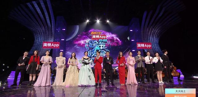 新年第一天被快乐家族整破防了，穿越人海的拥抱太好哭休闲区蓝鸢梦想 - Www.slyday.coM