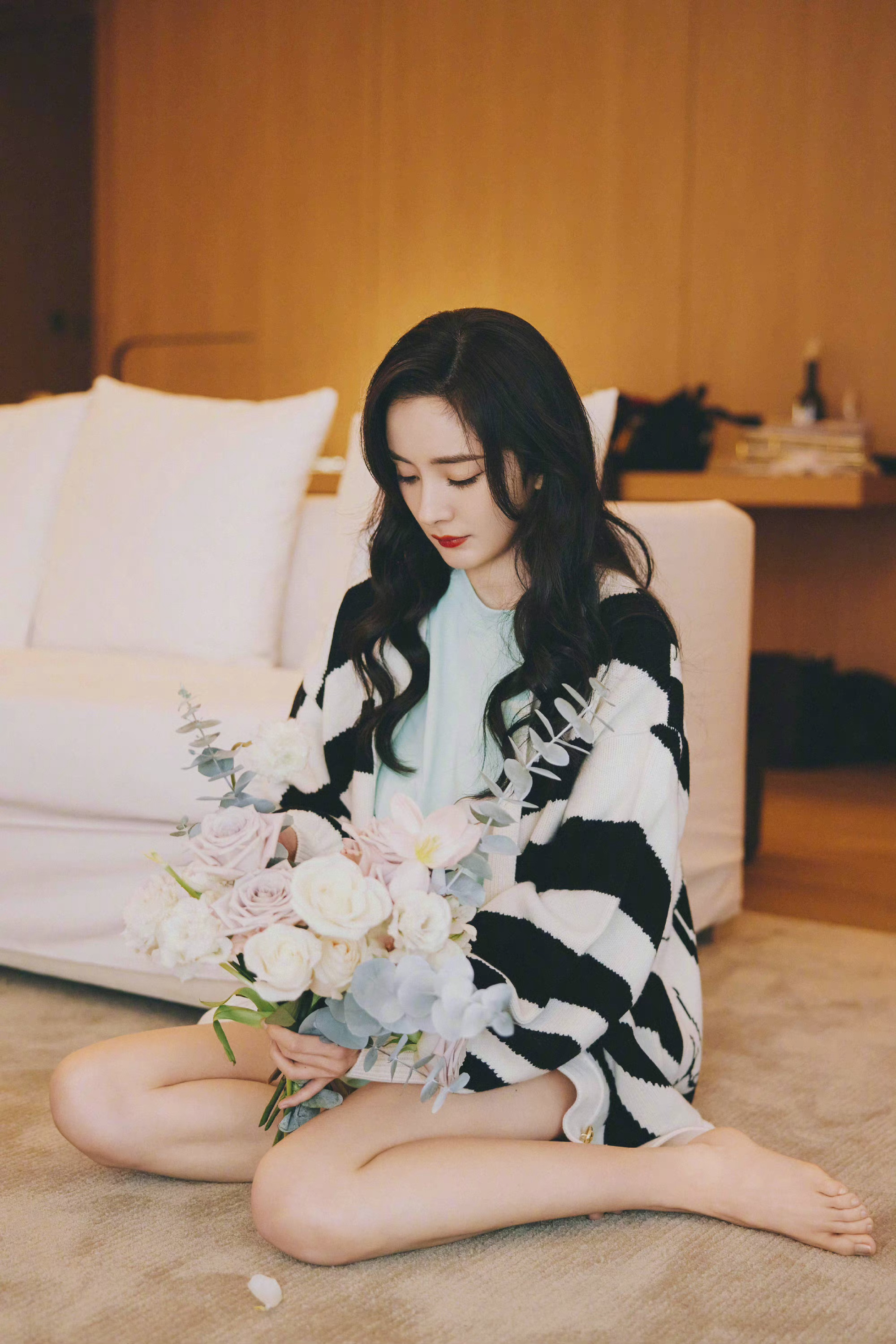 杨幂开年第一美照奉送 黑白宽松针织衫搭配居家t,随性又温柔|杨幂