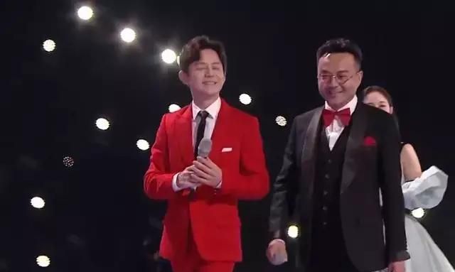 新年第一天被快乐家族整破防了，穿越人海的拥抱太好哭休闲区蓝鸢梦想 - Www.slyday.coM