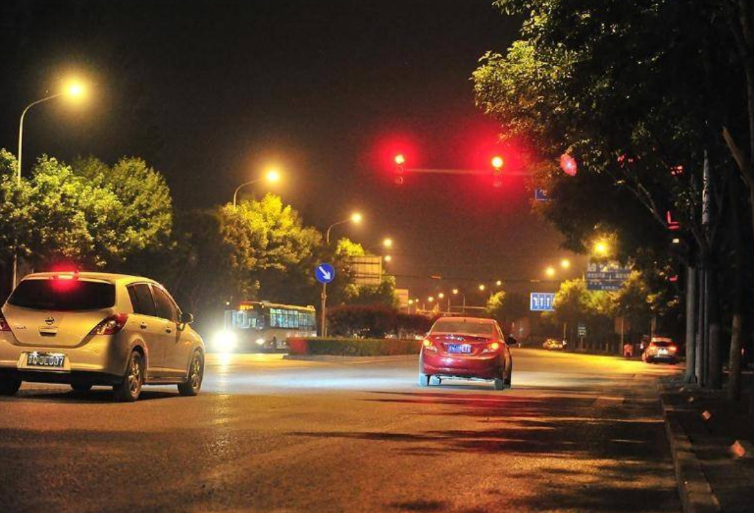 新版红绿灯引不满,5天扣完12分,车主心塞:车越来越难开了休闲区蓝鸢梦想 - Www.slyday.coM 新版红绿灯引不满,5天扣完12分,车主心塞:车越来越难开了休闲区蓝鸢梦想 - Www.slyday.coM