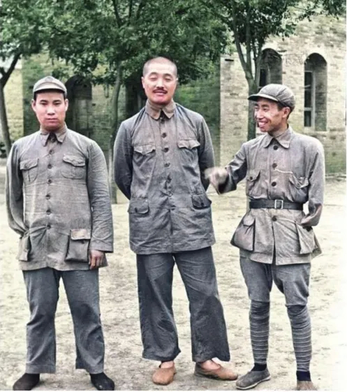 这是贺龙和两位独臂将军的合影