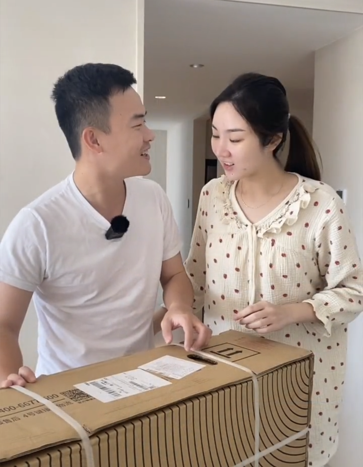 恭喜千万级网红小刚学长大婚新娘脖子处挂50多个龙凤镯