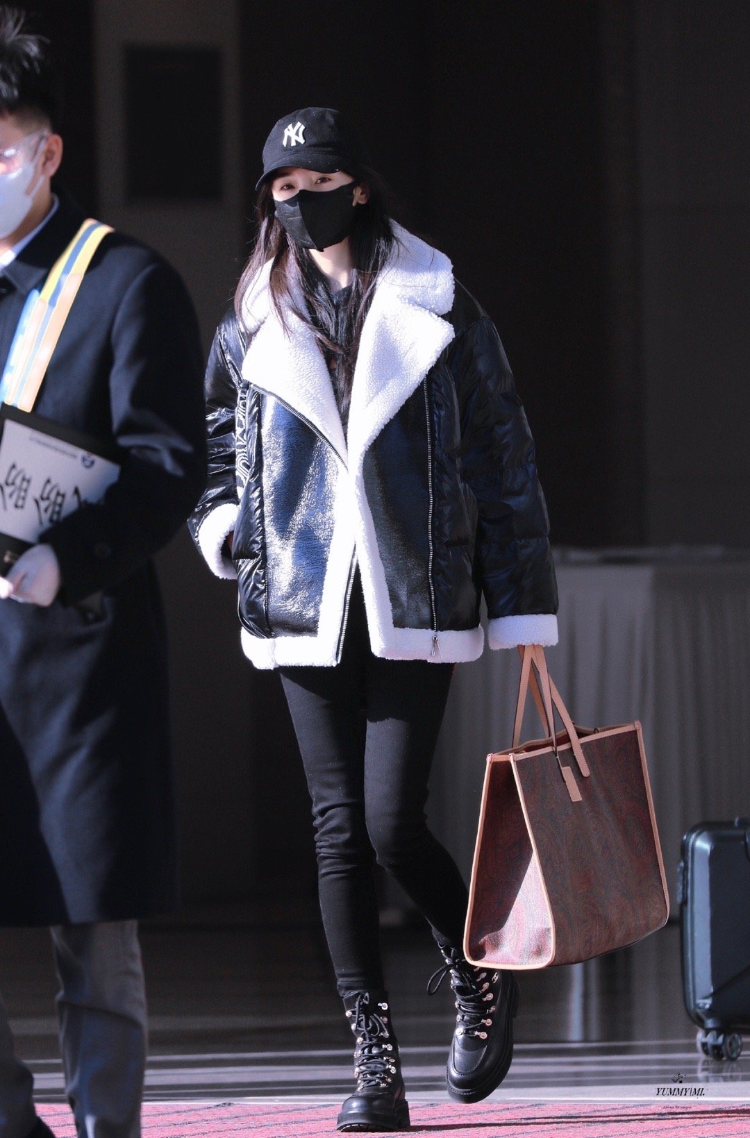 杨幂今日份机场饭拍图黑色毛绒夹克马丁靴