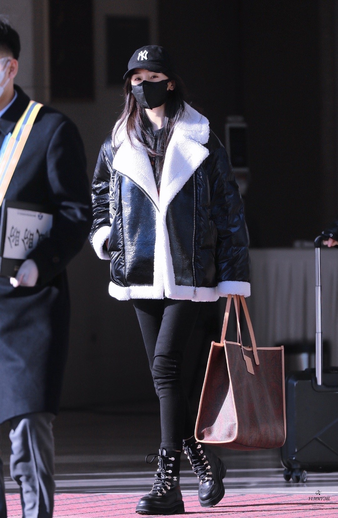 杨幂今日份机场饭拍图黑色毛绒夹克马丁靴