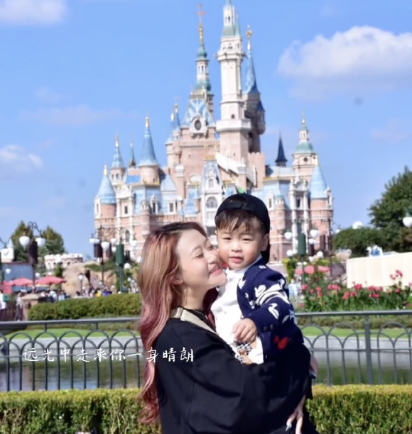 孙侨潞去世一周年妈妈来海上看望鸣笛时引来蝴蝶细节惹人泪目