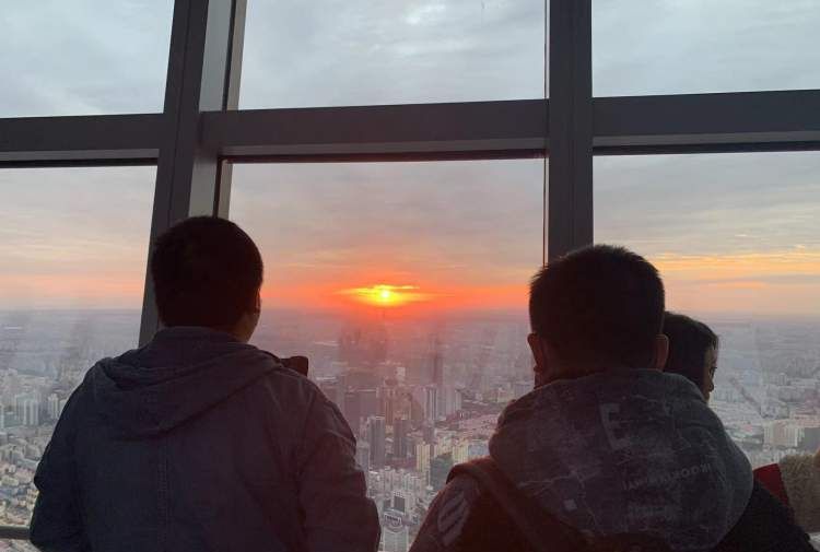 在云端迎接2022年第一缕阳光！上海市民登高观日出，撞钟迎新年休闲区蓝鸢梦想 - Www.slyday.coM