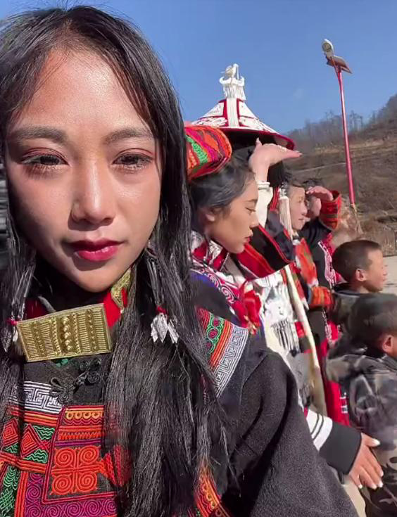 靠卖惨一年狂吸百万粉丝，凉山孟阳人前村姑人后名媛，形象崩塌了休闲区蓝鸢梦想 - Www.slyday.coM