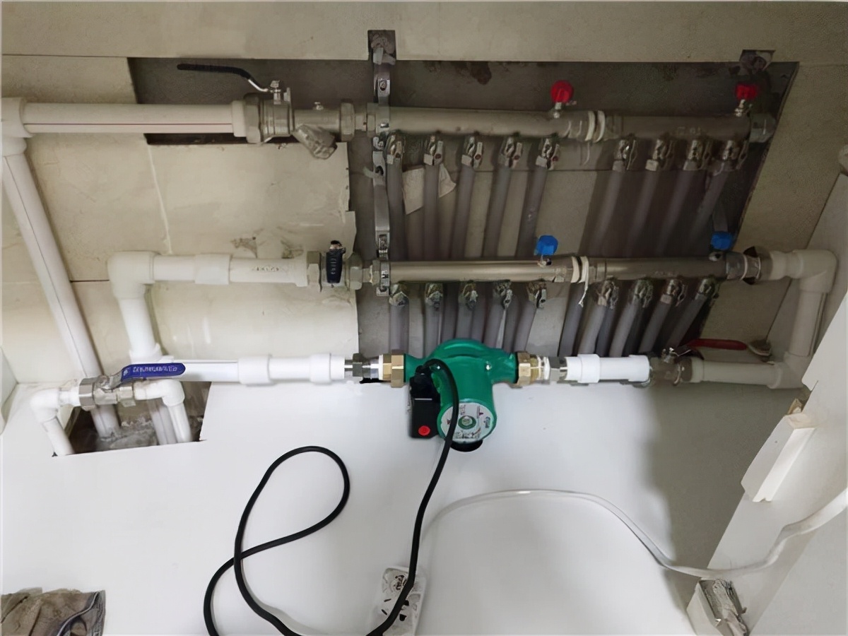 这种情况下在循环水管上安装循环泵,一方面是为了减少暖气系统的冲击