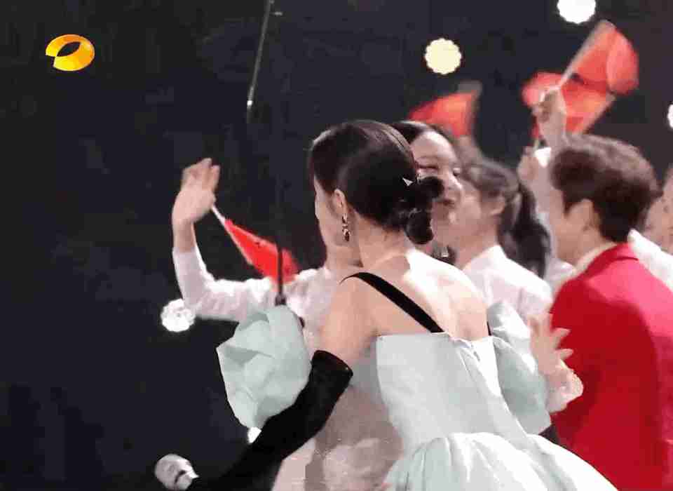 吴昕深夜发文，跨年晚会上和何炅拥抱的画面让人泪目！休闲区蓝鸢梦想 - Www.slyday.coM