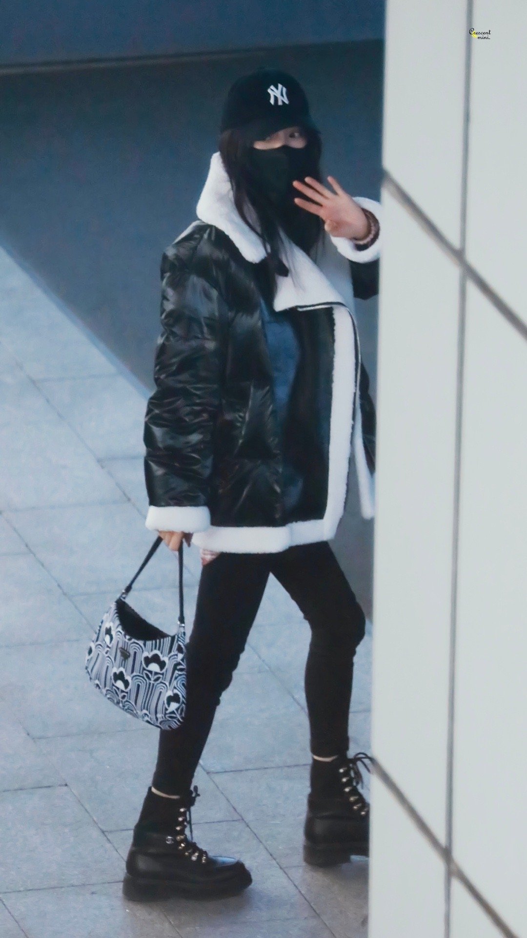 杨幂今日份机场饭拍图黑色毛绒夹克马丁靴