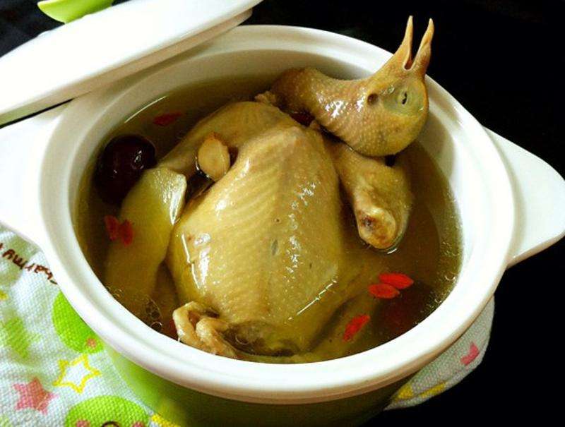 药膳馆巴戟红枣炖乳鸽温阳补肾益气血