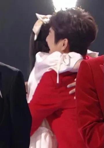 吴昕深夜发文，跨年晚会上和何炅拥抱的画面让人泪目！休闲区蓝鸢梦想 - Www.slyday.coM