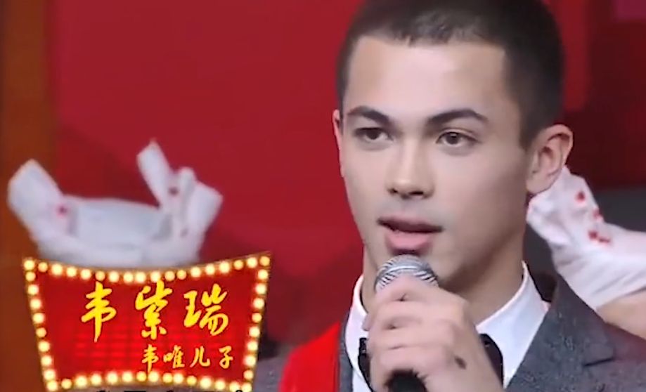 大儿子叫韦紫明,外号赛赛,二儿子名叫韦紫瑞,外号弟弟,三儿子名叫韦紫