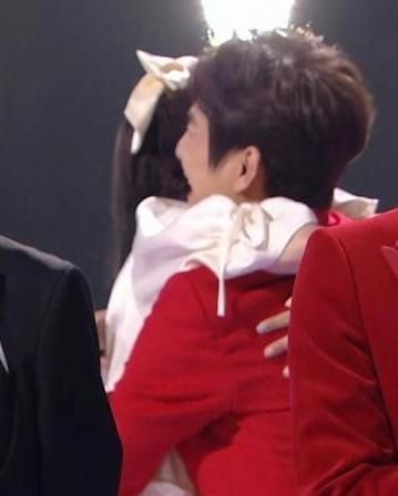 新年第一天被快乐家族整破防了，穿越人海的拥抱太好哭休闲区蓝鸢梦想 - Www.slyday.coM