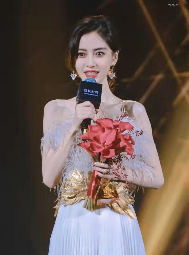 易烊千玺跨年在新闻联播，根正苗红！杨颖浙江跨年美翻天休闲区蓝鸢梦想 - Www.slyday.coM