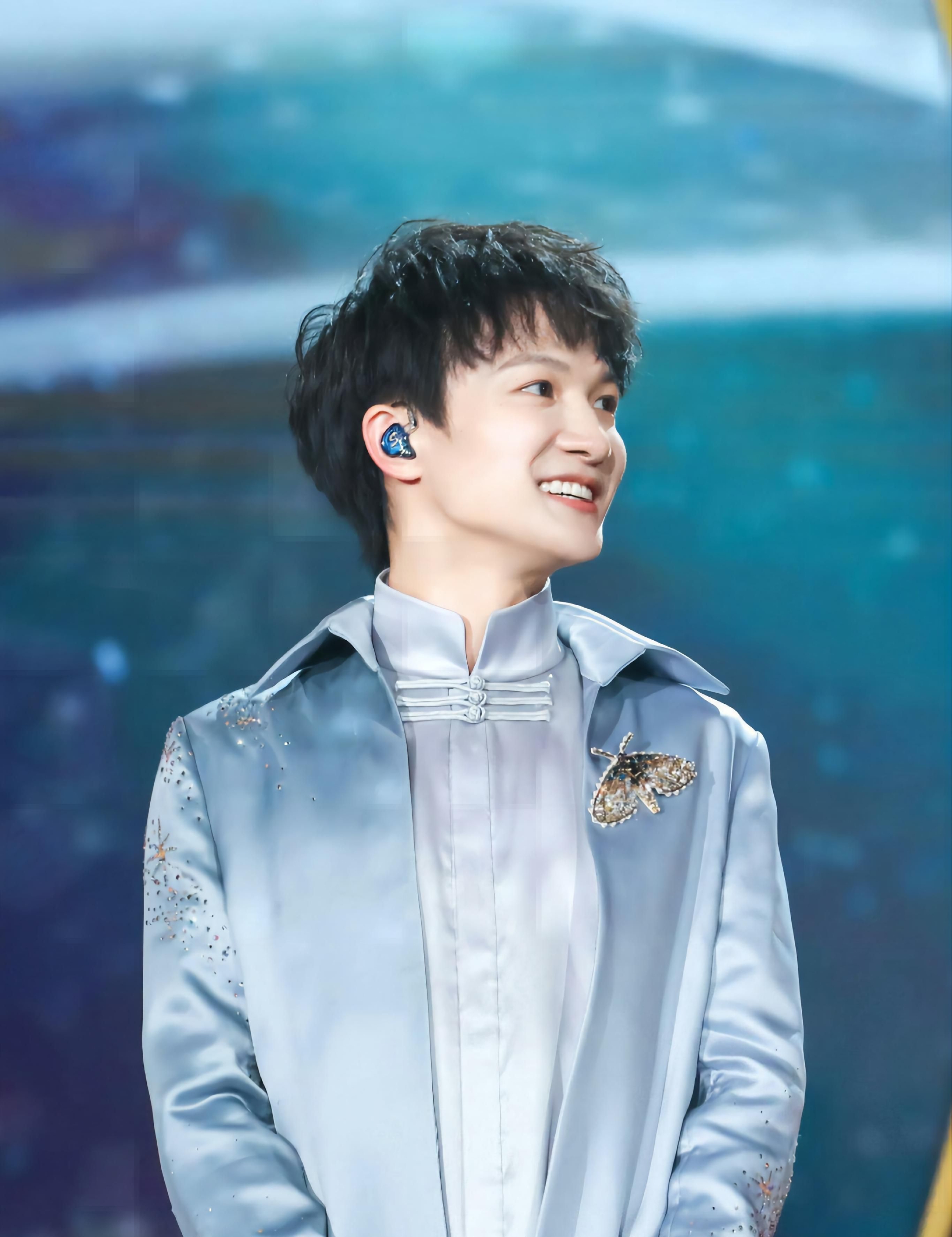 周深在满目疮痍中微笑用启示治愈绝望