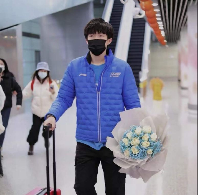 恭喜张继科的接班人出现了王楚钦人气很高机场有很多粉丝