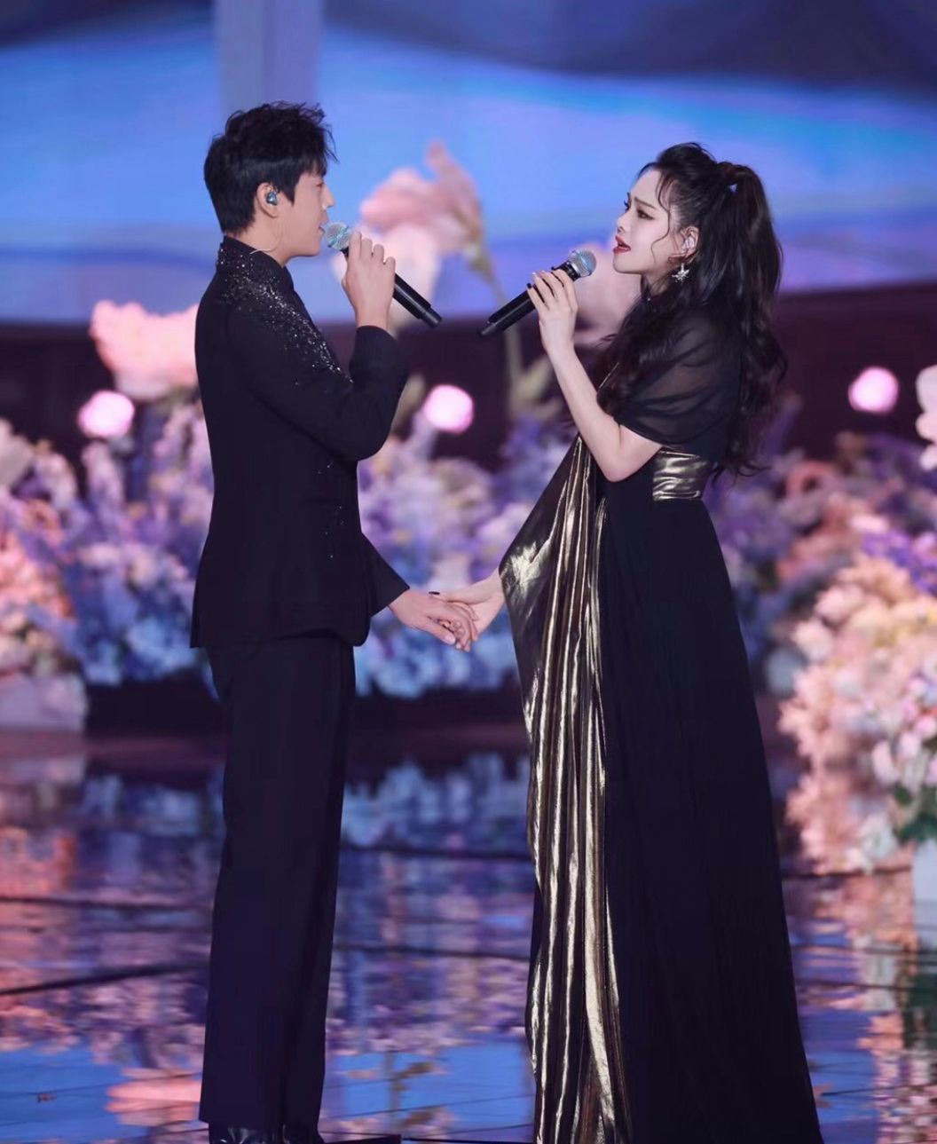 秦昊伊能静舞台合体,同穿一身黑越看越登对,两人哪像差10岁|秦昊