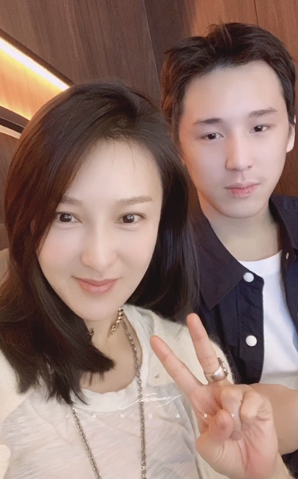 "梦萍"乐珈彤罕晒全家福,手挽富豪老公甜蜜十足,俩儿子超帅气|乐珈彤