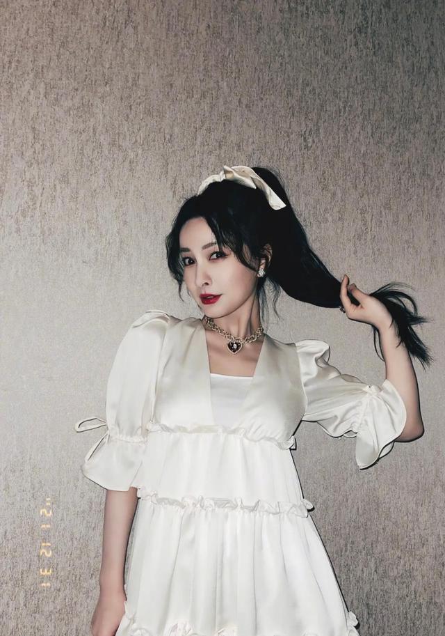 吴昕深夜发文，跨年晚会上和何炅拥抱的画面让人泪目！休闲区蓝鸢梦想 - Www.slyday.coM