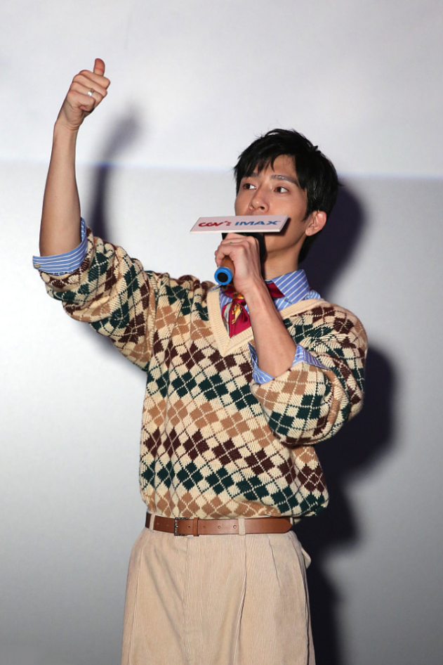 32岁的井柏然穿得真不老格纹毛衣配长裤像大学学长好温柔