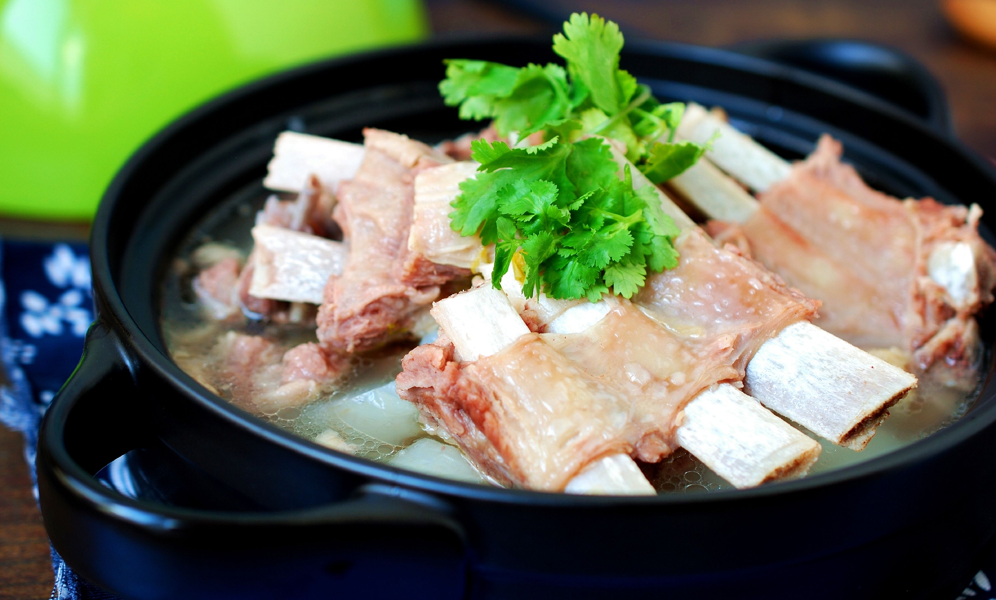 第四道菜:清炖羊排砂锅不用放油,底部铺上洋葱,胡萝卜,上面放土豆