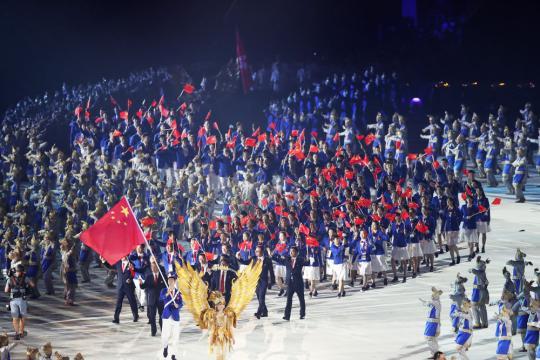 　　图为2018年8月18日，中国代表团在雅加达举行的第18届亚运会开幕式上入场。