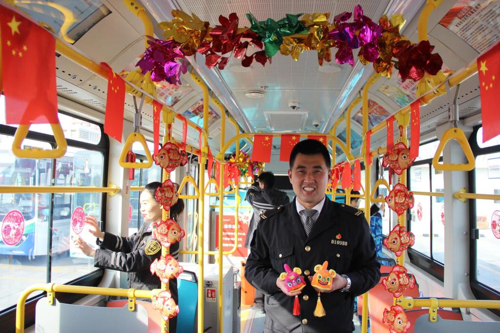 迎元旦青岛温馨巴士车厢换颜迎新年