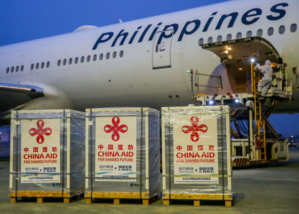 ↑2021年8月20日，中国政府援助的第三批新冠疫苗运抵菲律宾首都马尼拉。