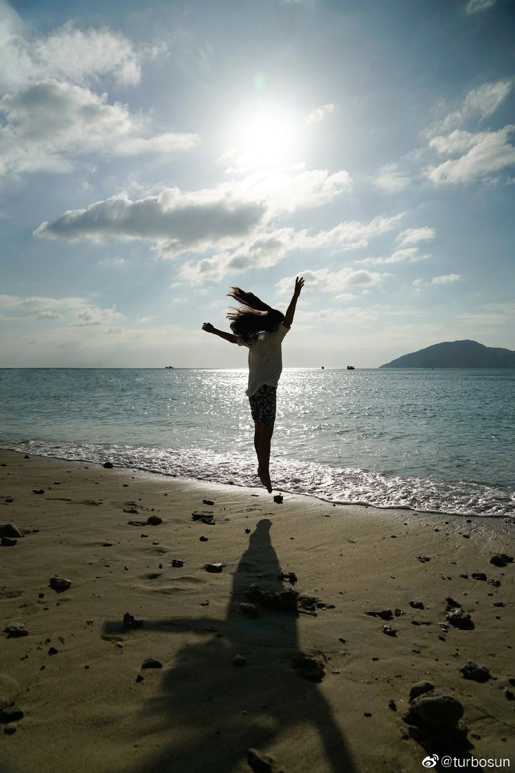 孙俪邓超和孩子们在海边高兴地蹦起来,张开双臂特别高兴,一家人背影照