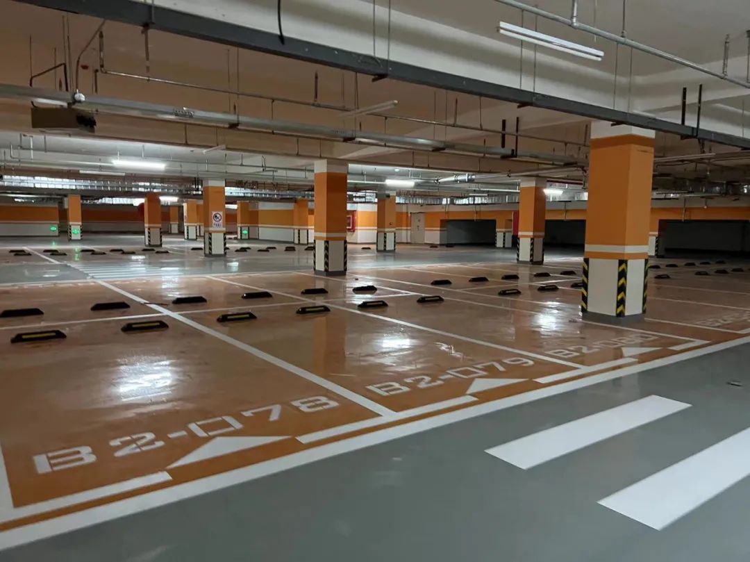 地下车库空着道路成了停车场