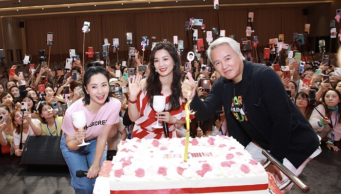 张庭夫妇的微商帝国即将坍塌代理撤下了朋友圈明星合照