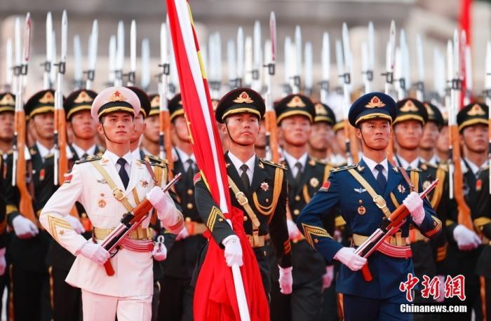 资料图:2021年7月1日上午,庆祝中国共产党成立100周年大会在北京天安门广场隆重举行。图为国旗护卫队准备升旗。 中新社记者 杜洋 摄