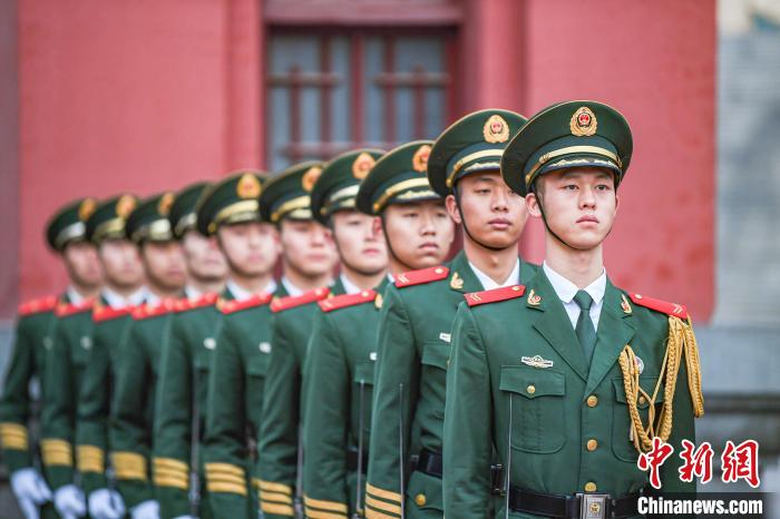 图为国旗护卫队员精神抖擞. 王肸 摄