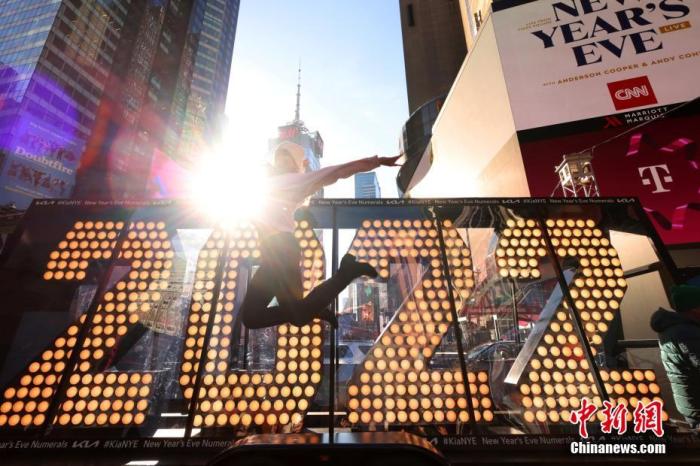 美国纽约，“2022”字样的标志在纽约时报广场亮相，迎接即将到来的新年。图片来源：ic photo