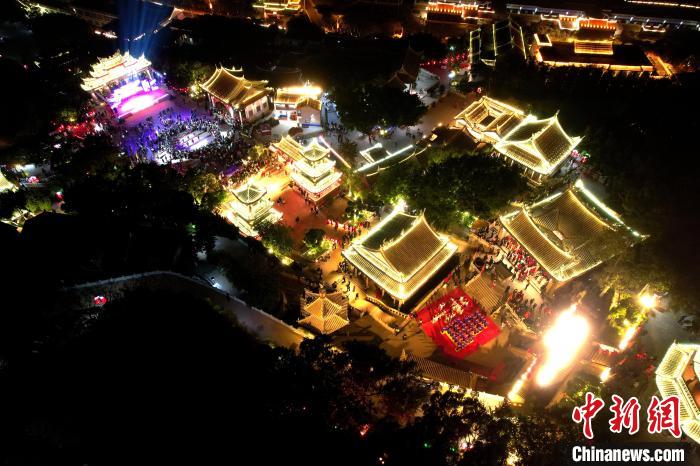 湄洲妈祖祖庙夜景. 王东明 摄