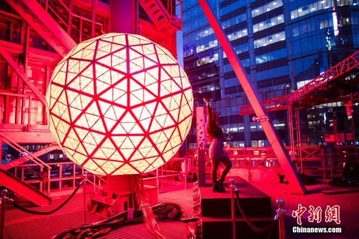 当地时间12月30日，美国纽约时报广场跨年夜倒计时水晶球测试亮灯，现场向部分人士开放预览。 中新社记者 廖攀 摄