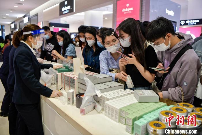 新年伊始旅客买买买海南离岛免税购物人气旺