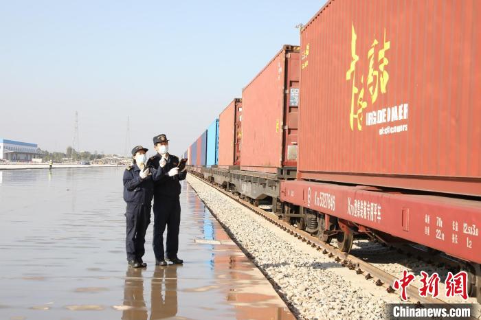广州海关所属广州车站海关关员对将要发运的中欧班列进行监管 麦东豪 摄