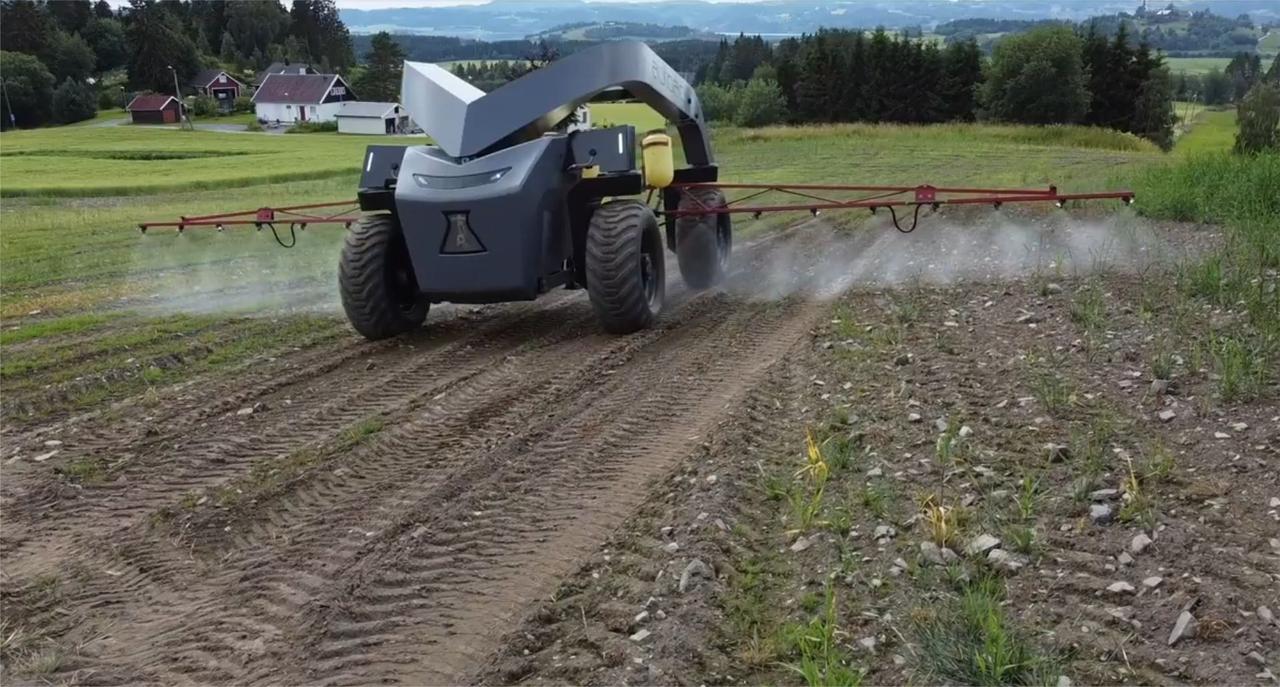 农民的日子太舒服了种地只需遥控机器人耕作跟玩游戏一样