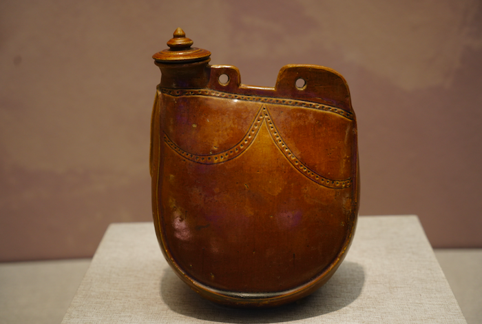辽代 酱釉马镫壶 由契丹民族的皮囊壶的器型演变而来