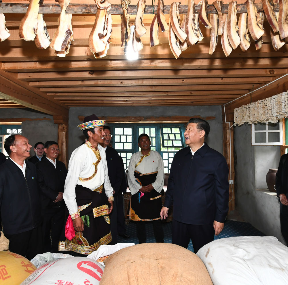 ↑2021年7月21日至23日，习近平来到西藏，祝贺西藏和平解放70周年，看望慰问西藏各族干部群众。这是21日下午，习近平在林芝市巴宜区林芝镇嘎拉村村民达瓦坚参家仔细察看储藏室。