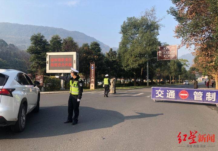 注意峨眉山中高山片区停车位基本饱和黄湾实施交通管制