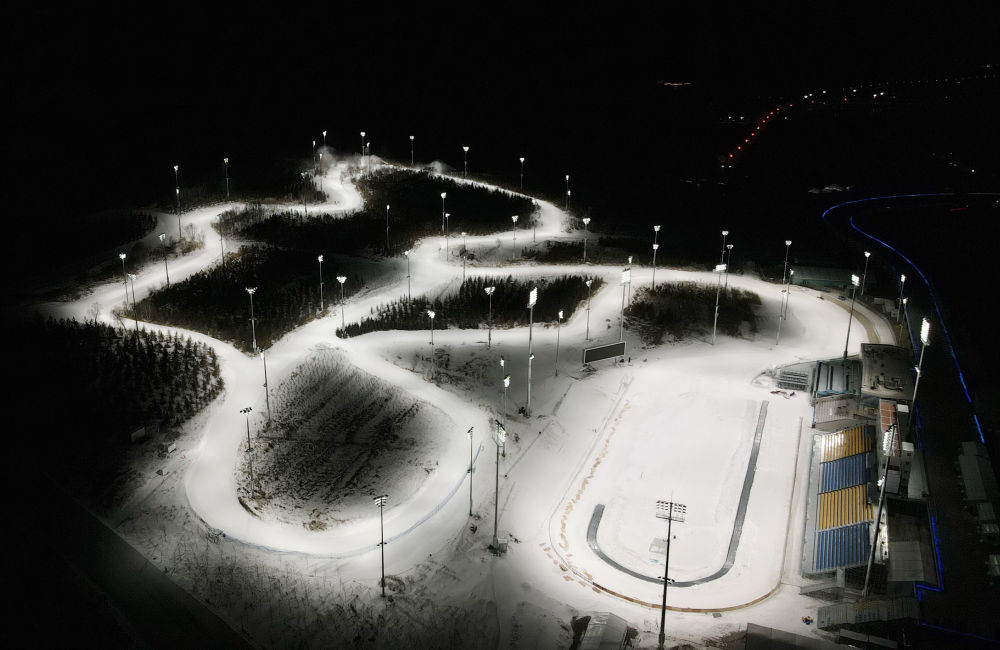 ↑2021年12月30日拍摄的张家口赛区国家越野滑雪中心的夜景（无人机照片）。