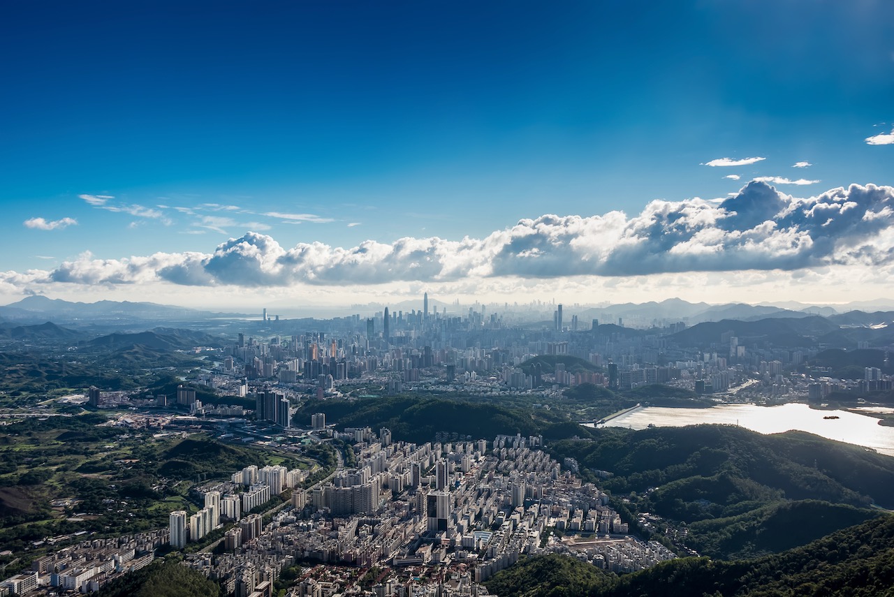 深圳,梧桐山上遥看深圳市全景. 视觉中国 图